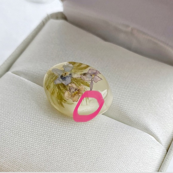 Vintage Floral Forget-me-not Cute Oval Small Stud Earrings with Real Petals - Picture 8 of 8